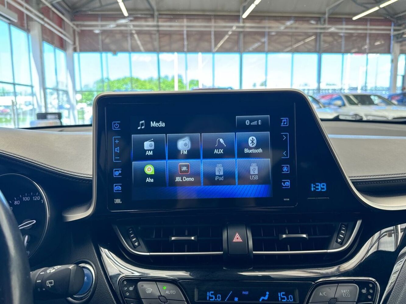 Toyota C-HR vaihtoauto