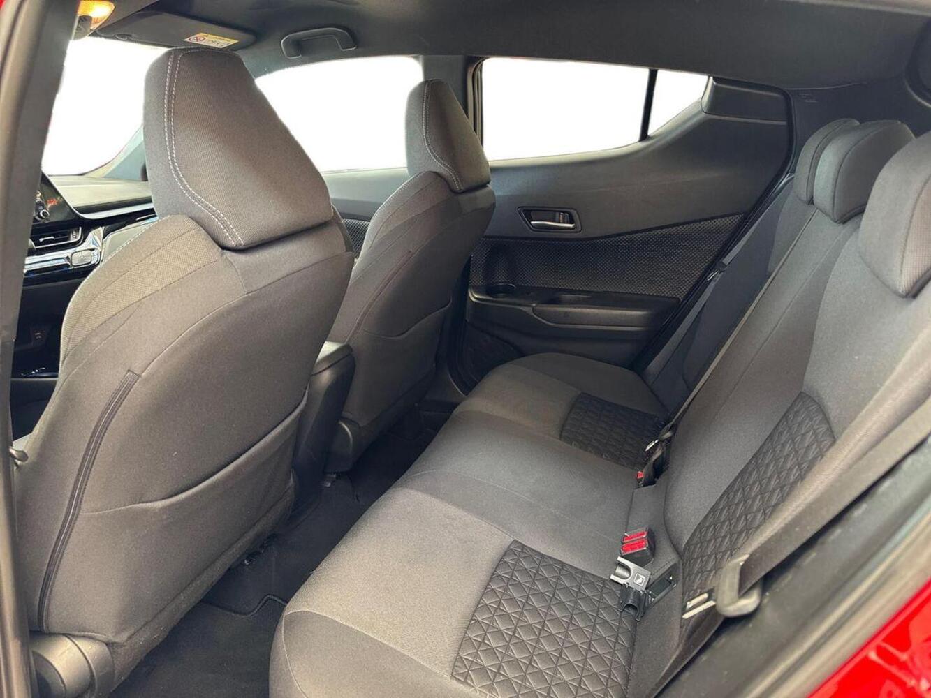 Toyota C-HR vaihtoauto