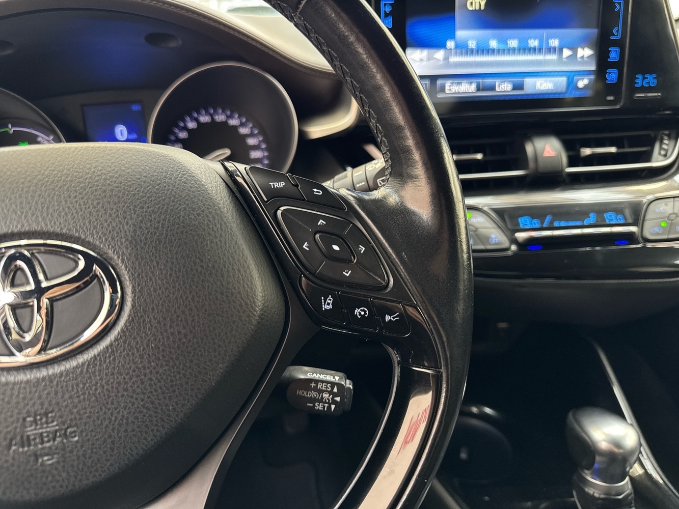 Toyota C-HR vaihtoauto