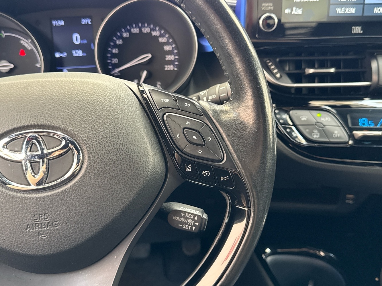 Toyota C-HR vaihtoauto