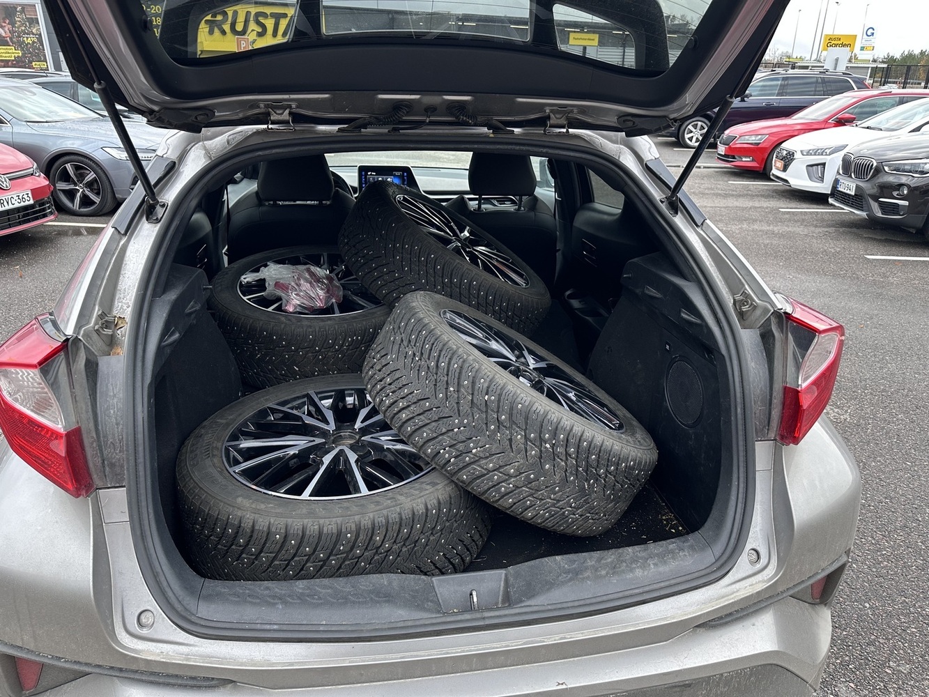 Toyota C-HR vaihtoauto