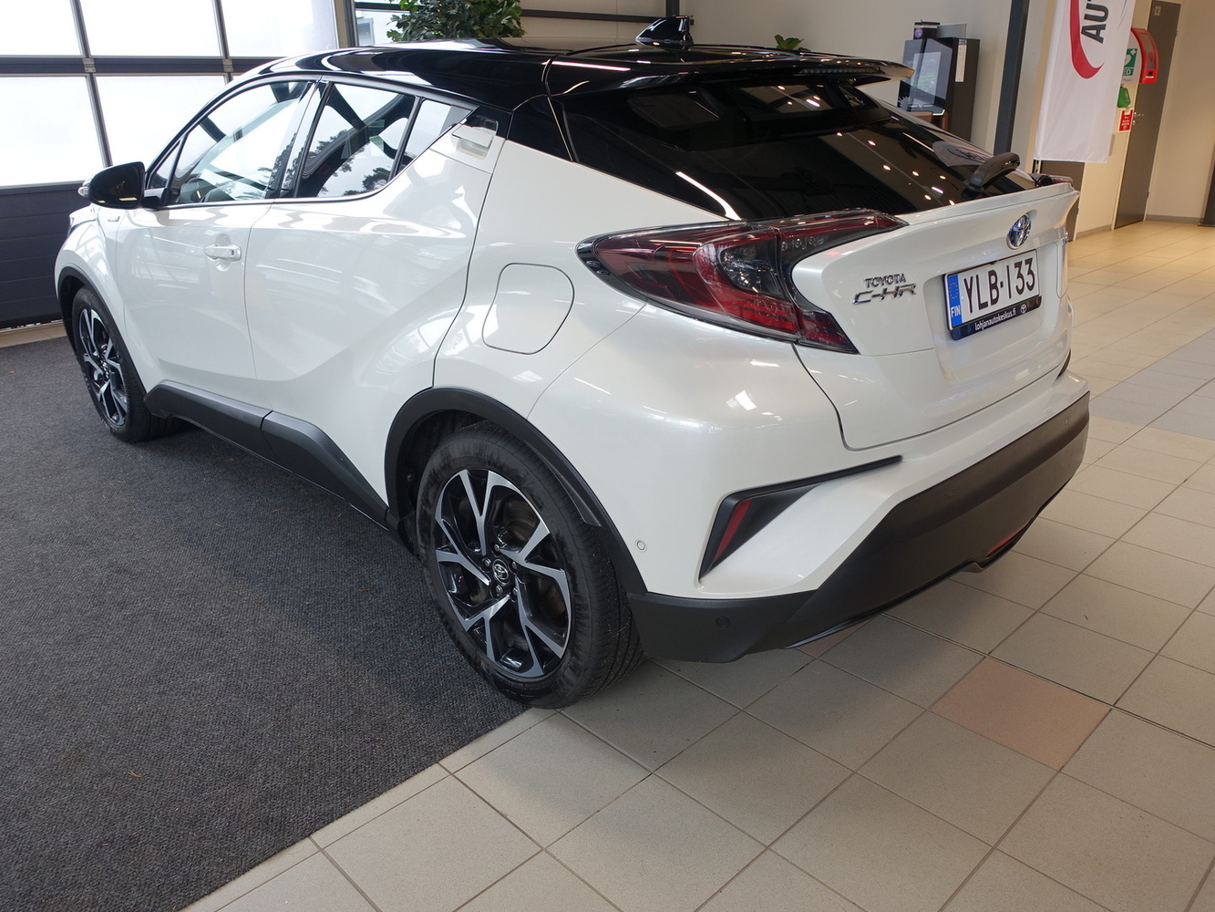 Toyota C-HR vaihtoauto
