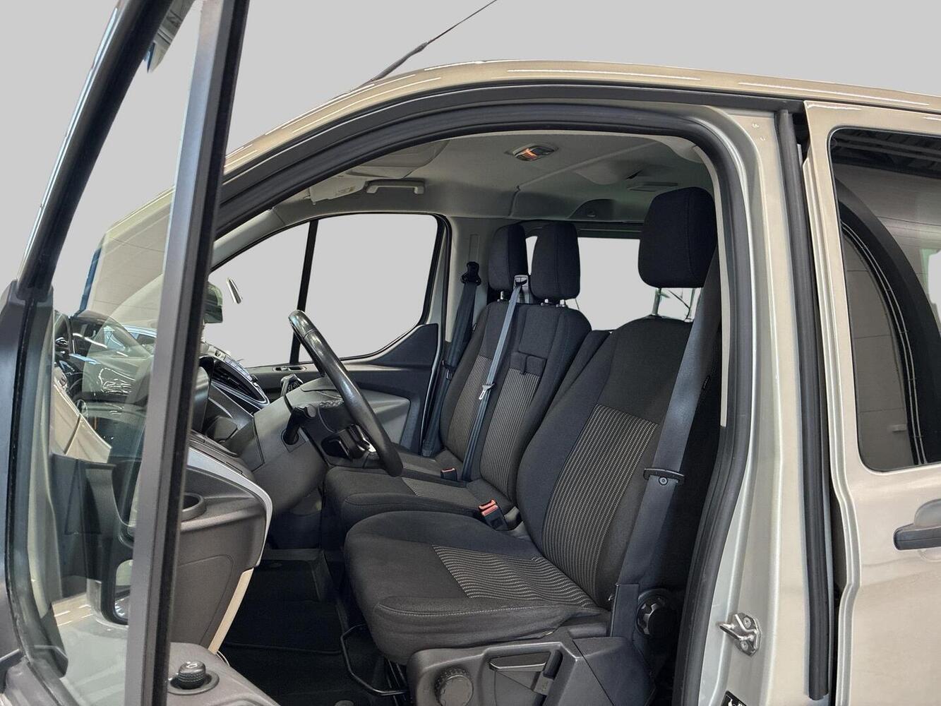 Ford Tourneo Custom vaihtoauto