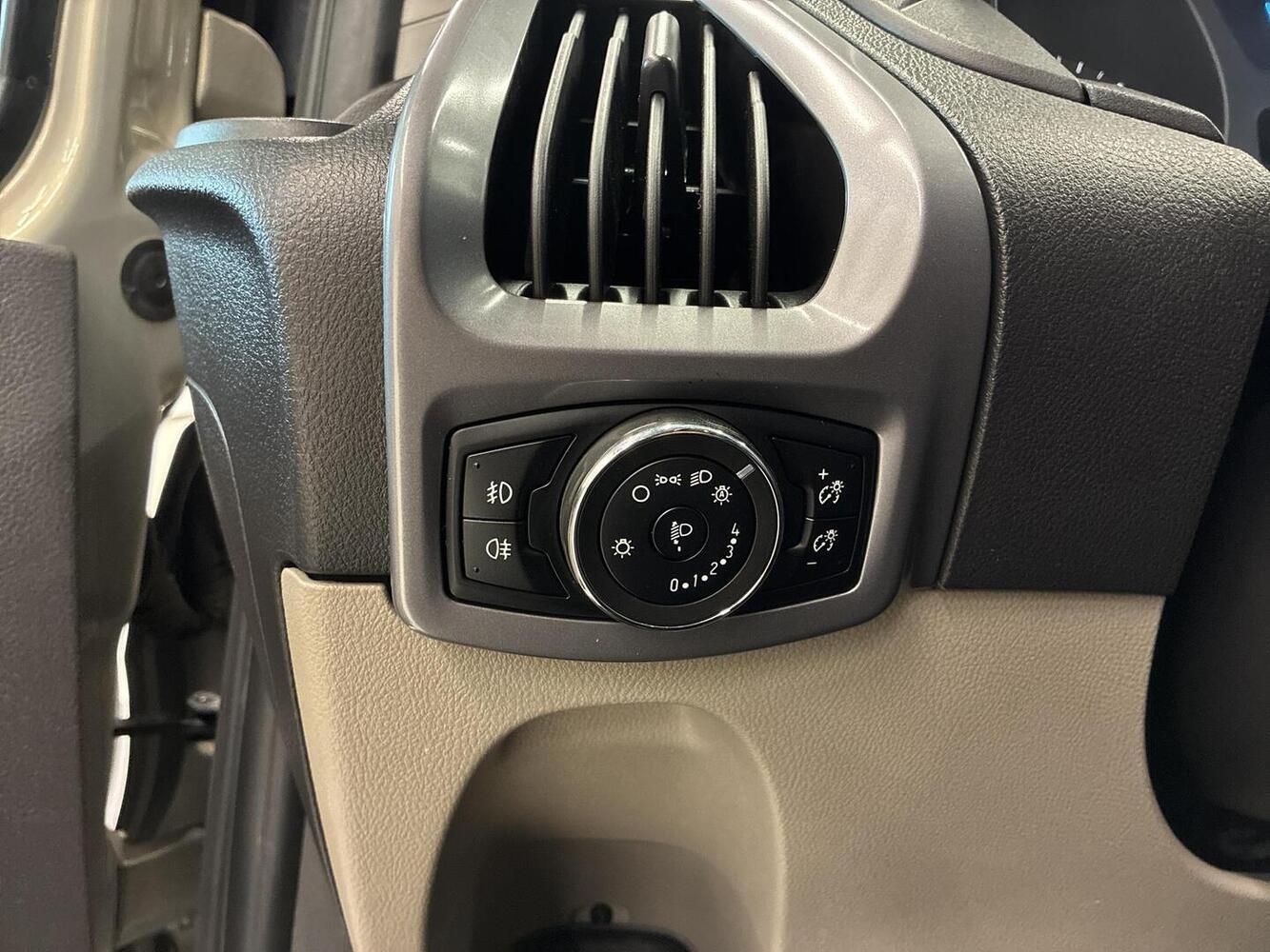 Ford Tourneo Custom vaihtoauto