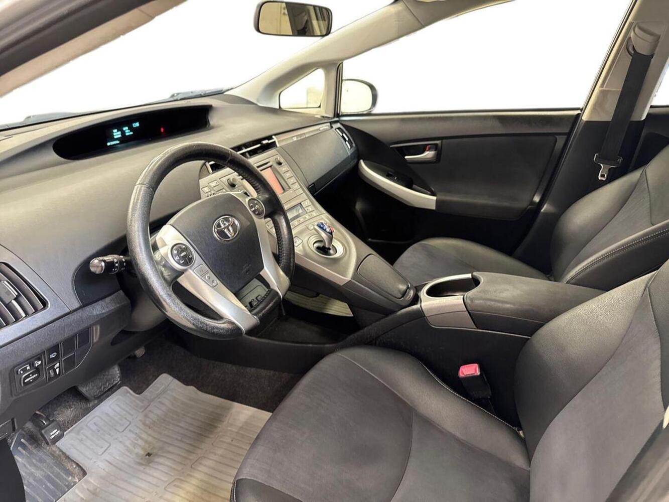 Toyota Prius PHEV vaihtoauto