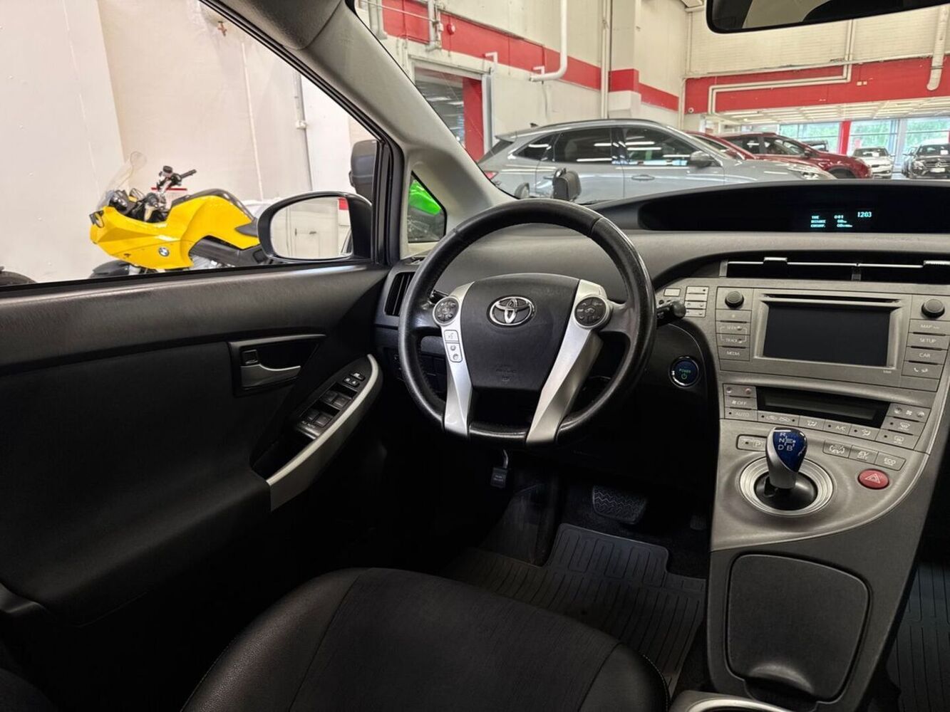 Toyota Prius PHEV vaihtoauto