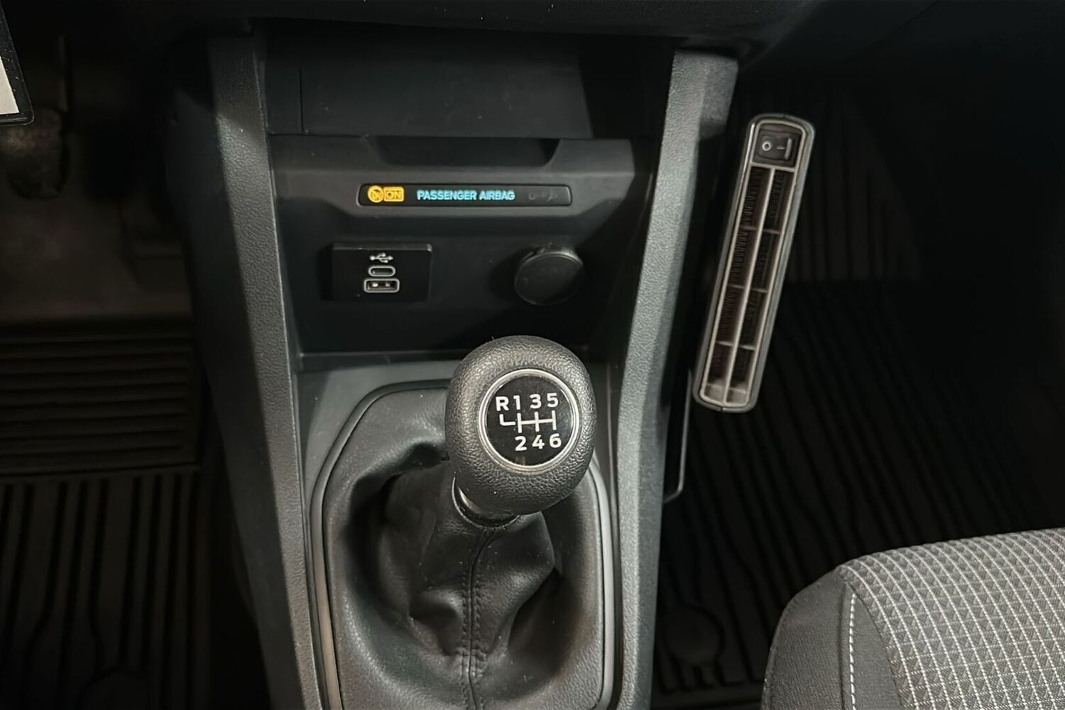 Ford Transit Courier vaihtoauto