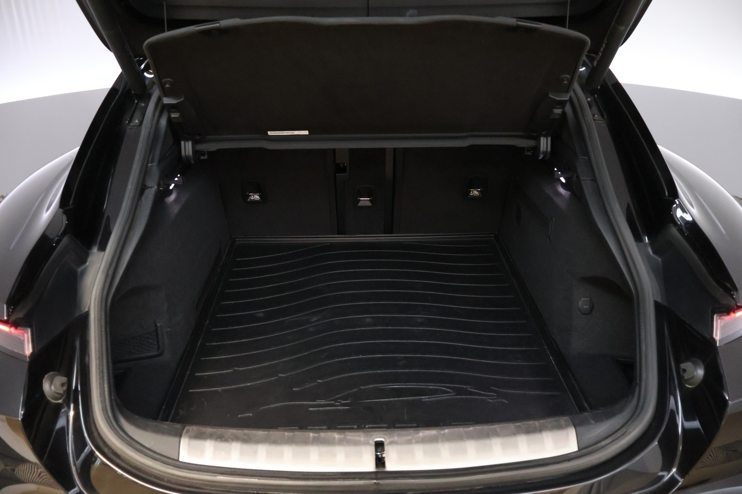 Porsche Taycan vaihtoauto
