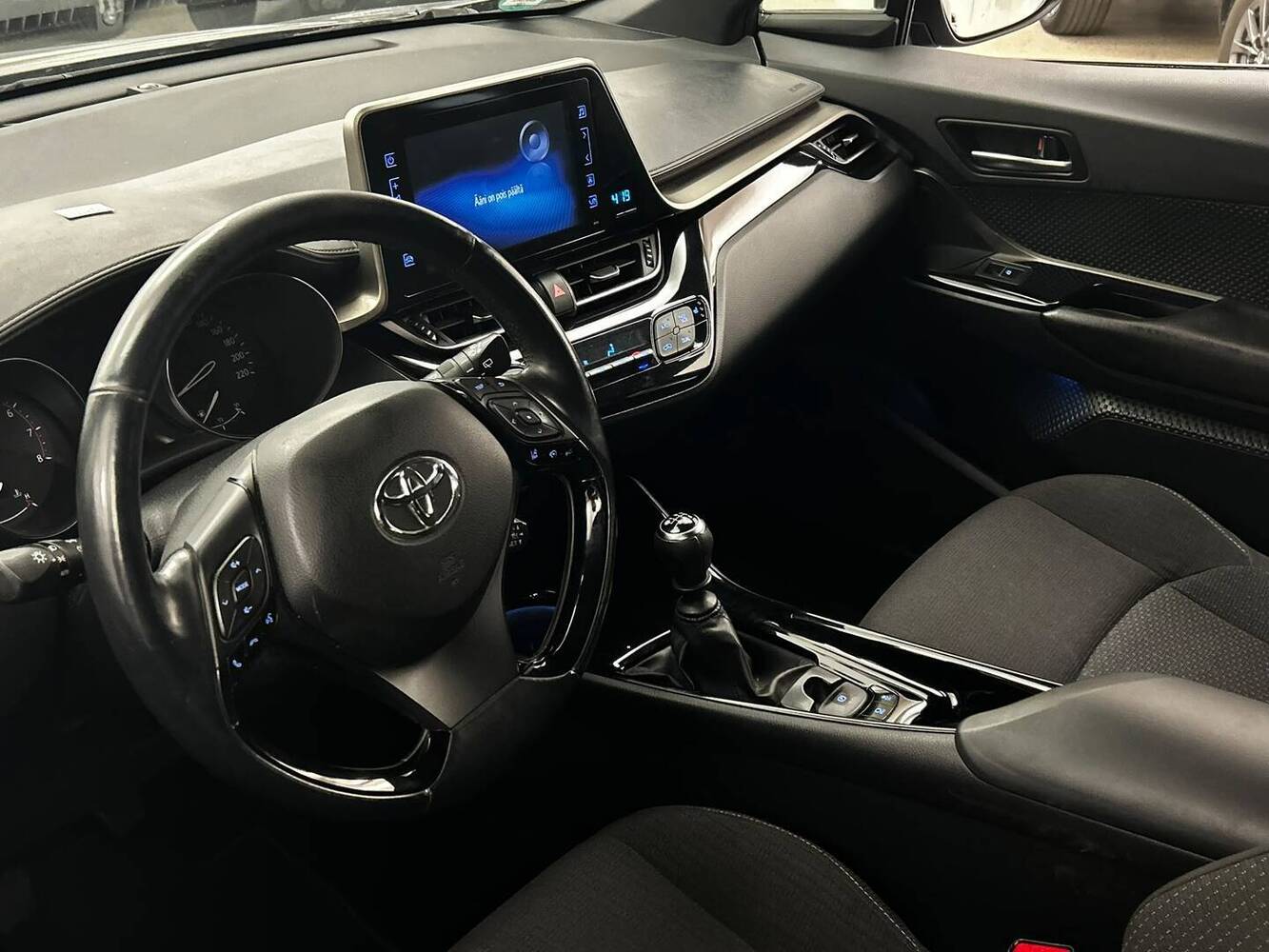 Toyota C-HR vaihtoauto