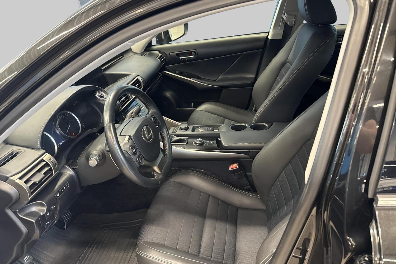 Lexus IS vaihtoauto