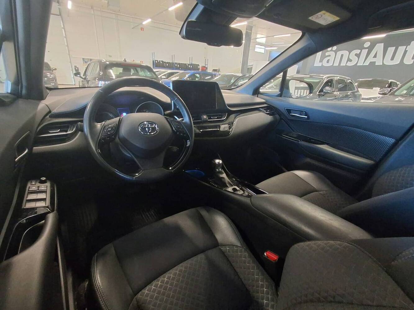 Toyota C-HR vaihtoauto
