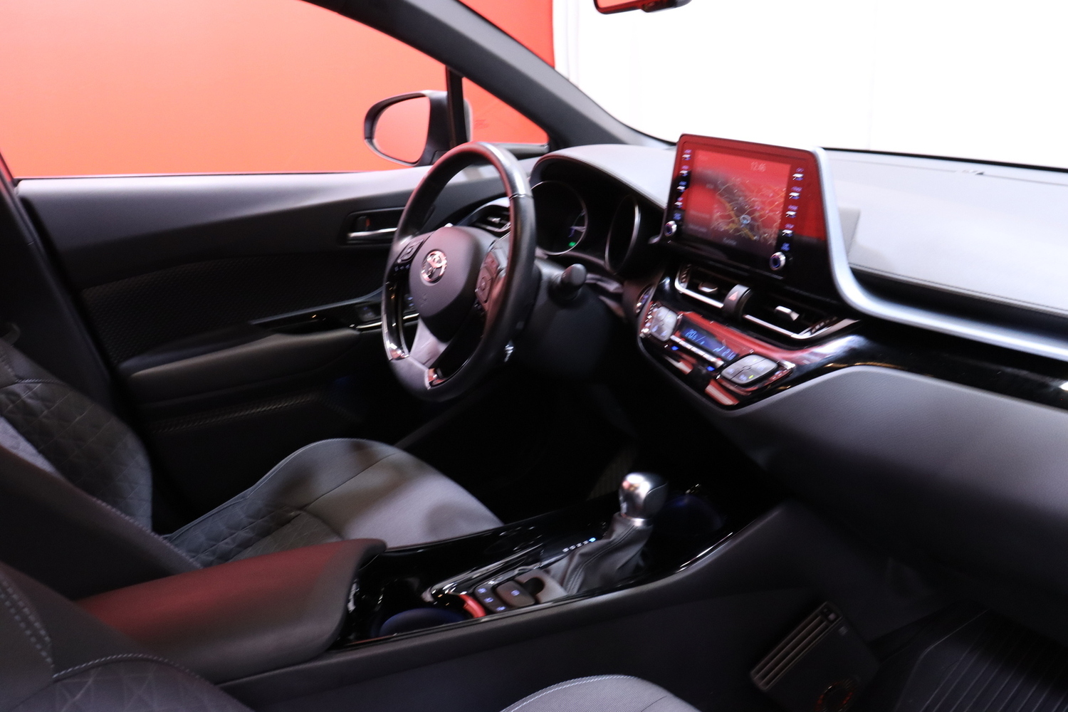 Toyota C-HR vaihtoauto