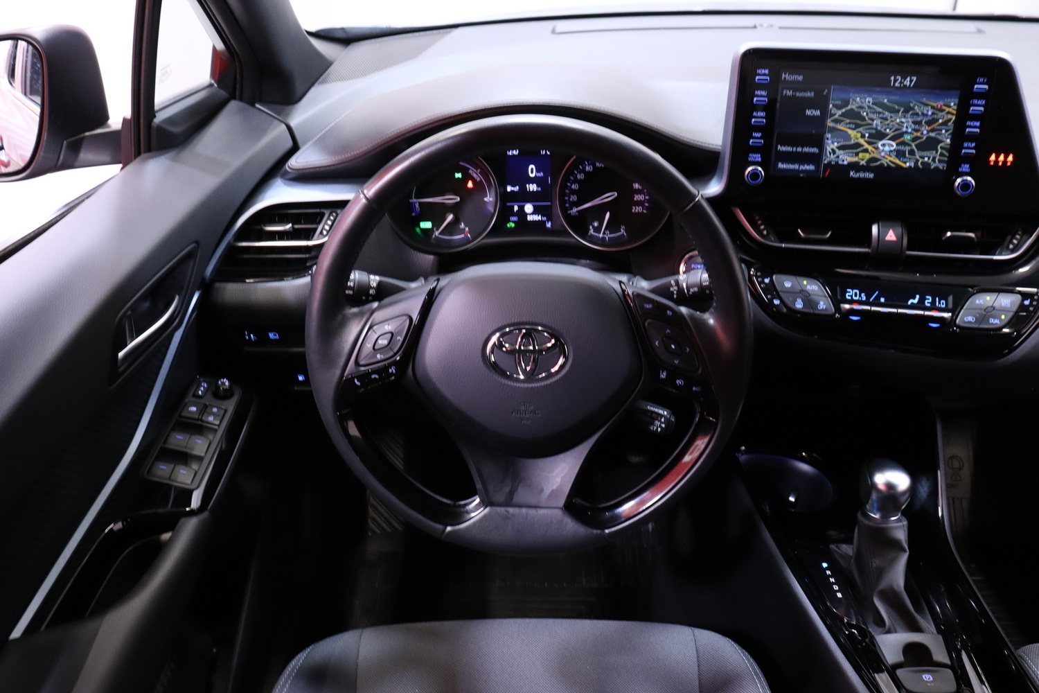 Toyota C-HR vaihtoauto