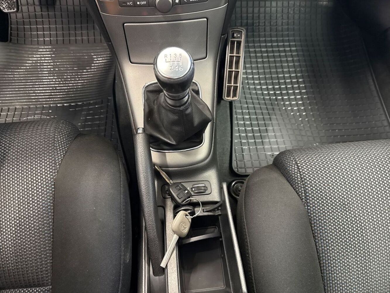 Toyota Avensis vaihtoauto