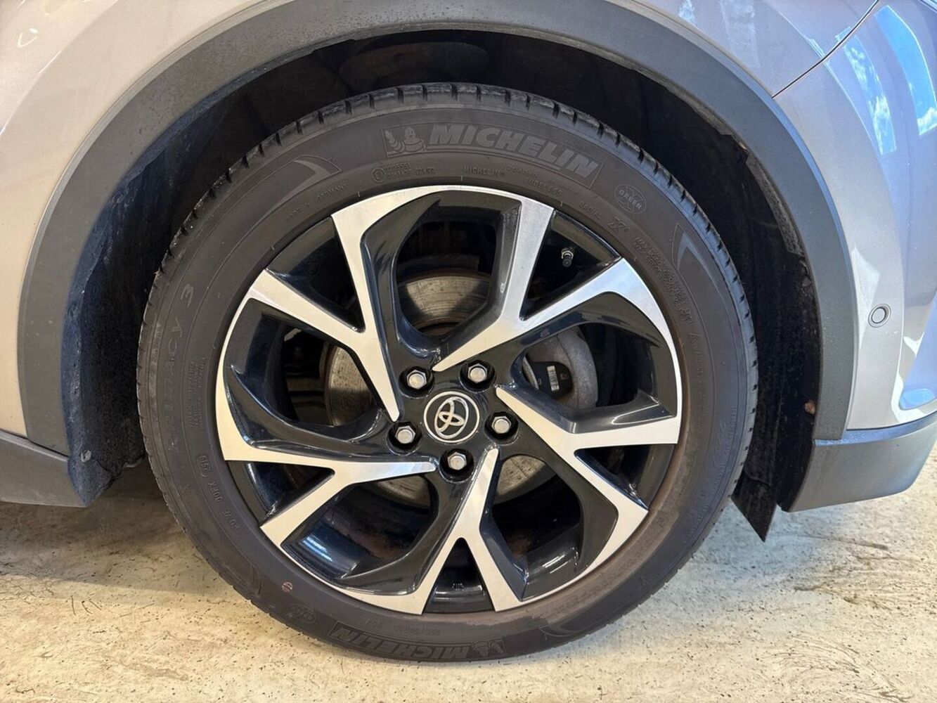 Toyota C-HR vaihtoauto