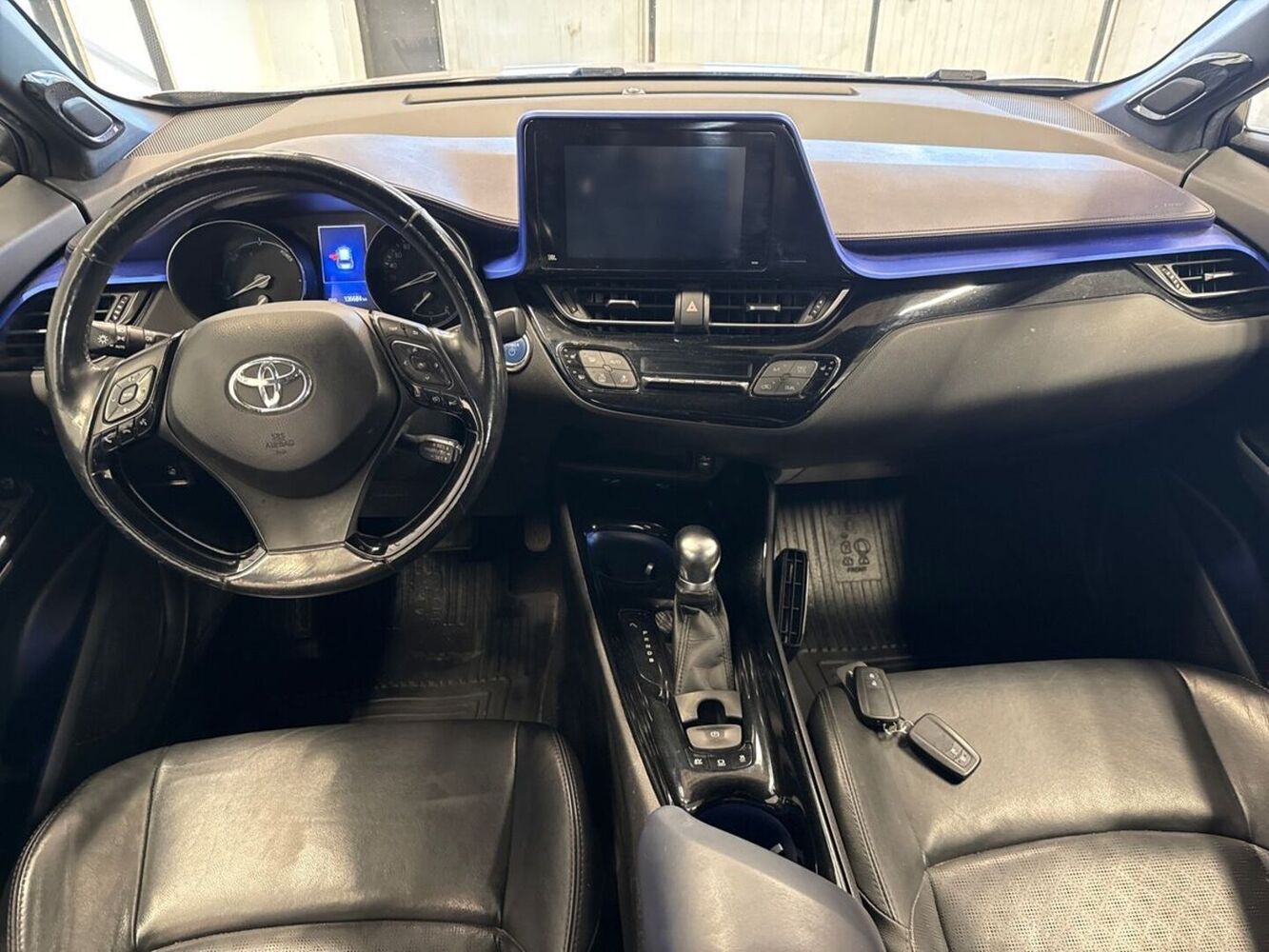 Toyota C-HR vaihtoauto