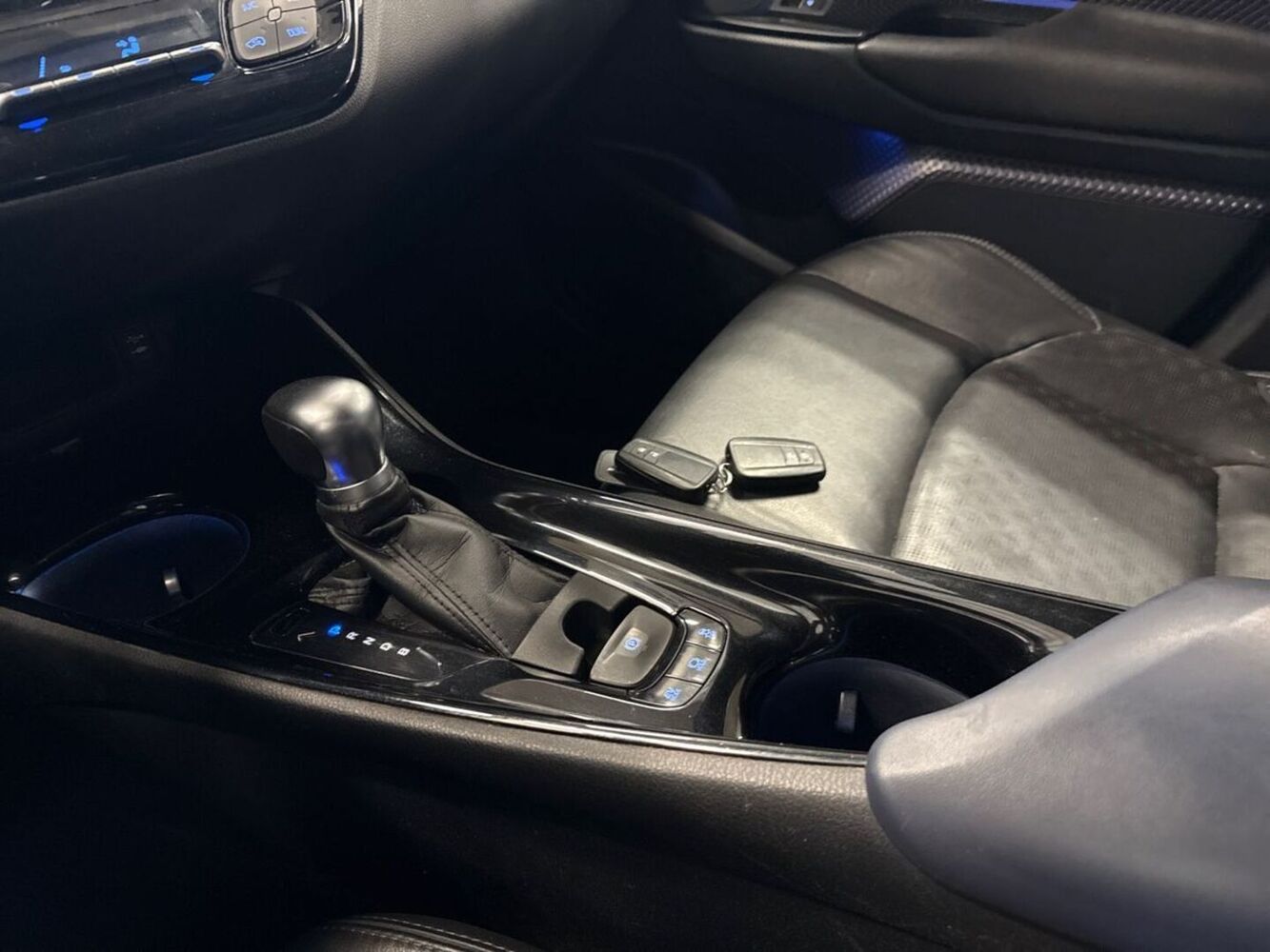 Toyota C-HR vaihtoauto