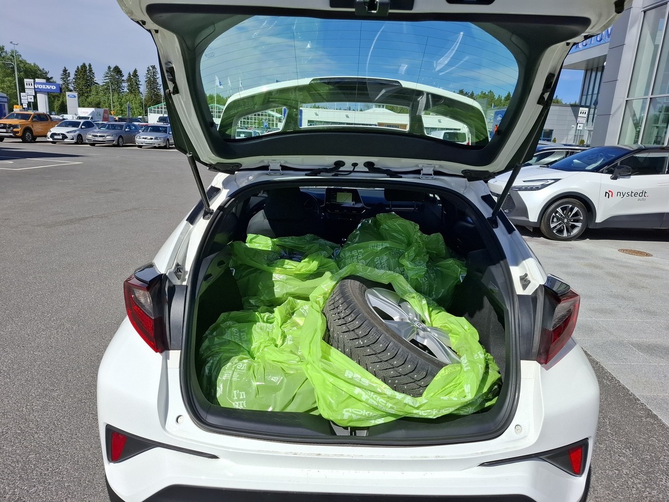 Toyota C-HR vaihtoauto