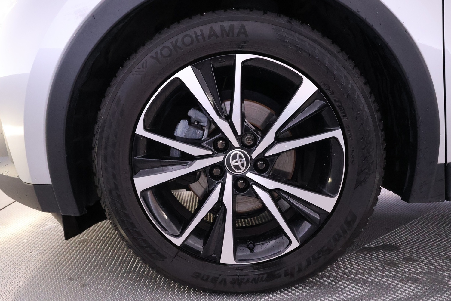 Toyota C-HR vaihtoauto