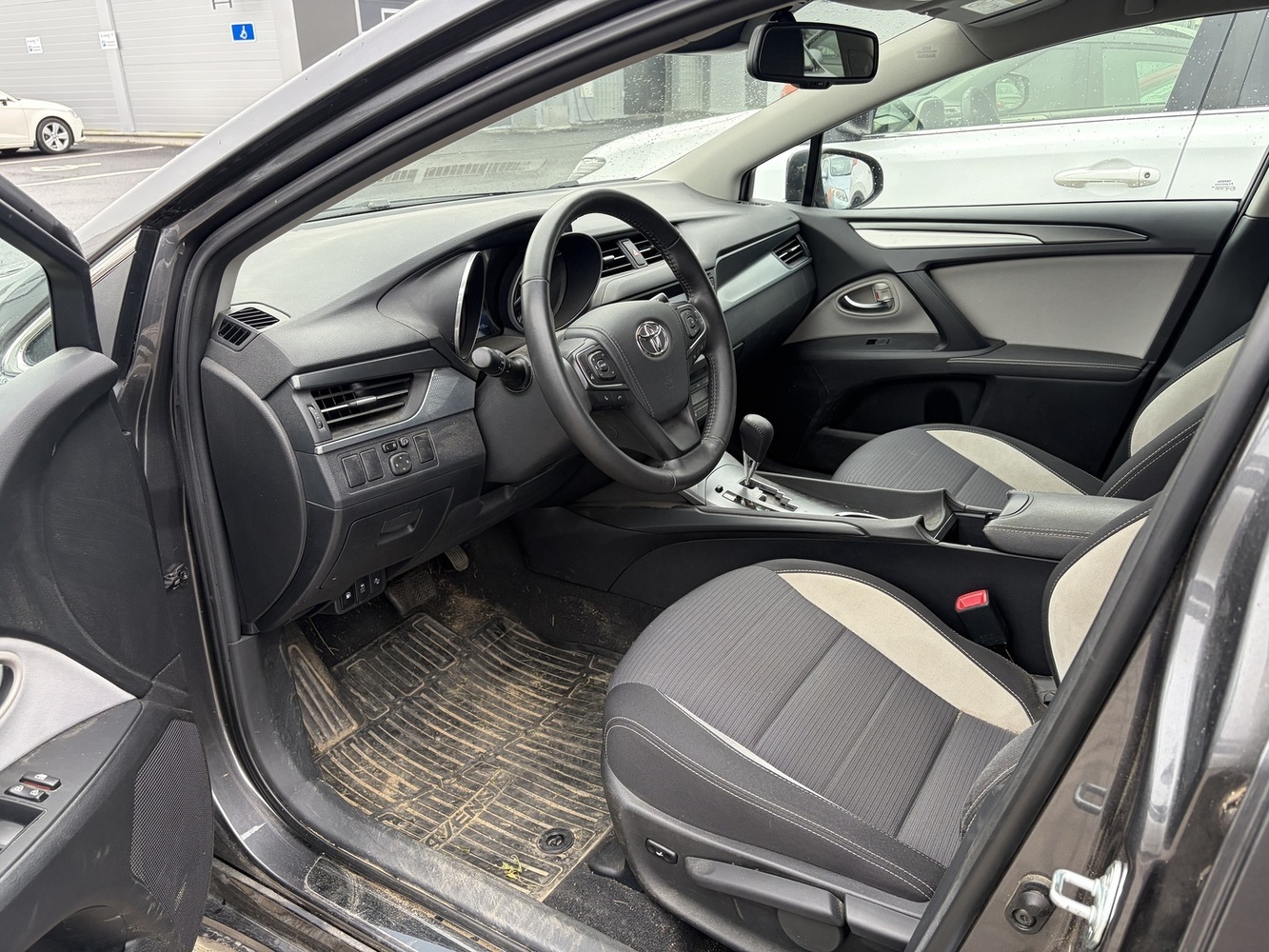 Toyota Avensis vaihtoauto
