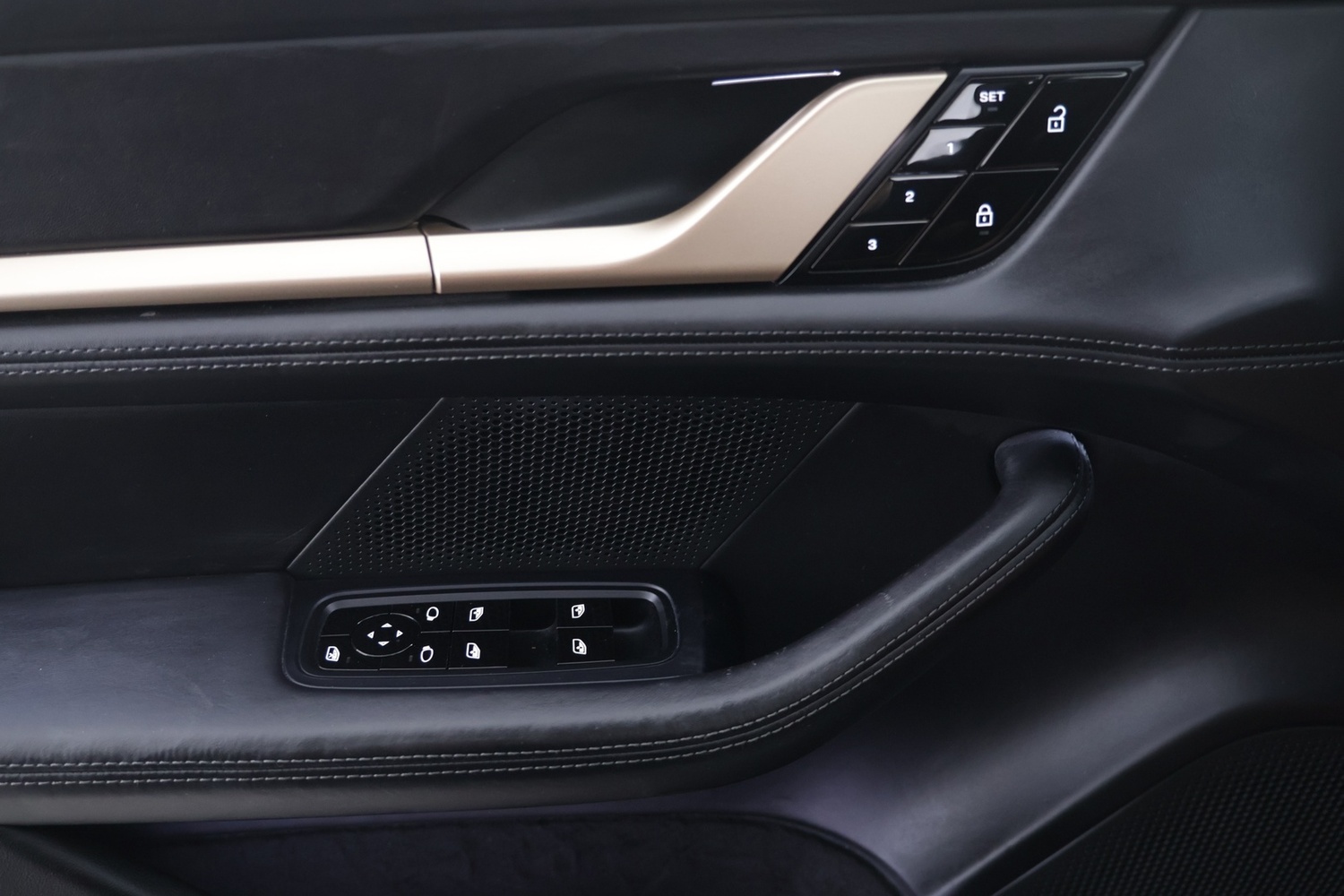 Porsche Taycan vaihtoauto