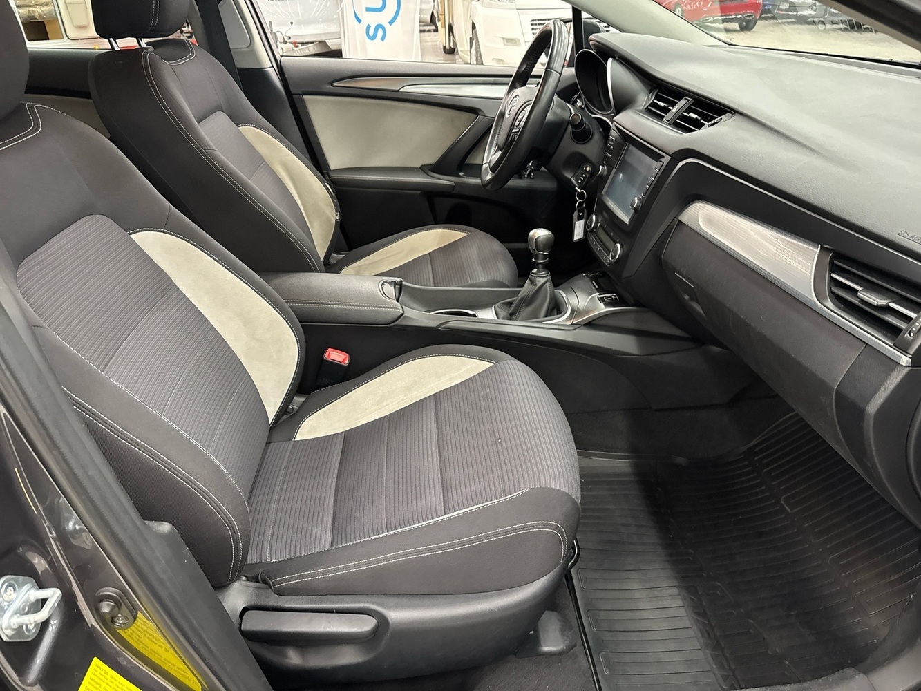 Toyota Avensis vaihtoauto