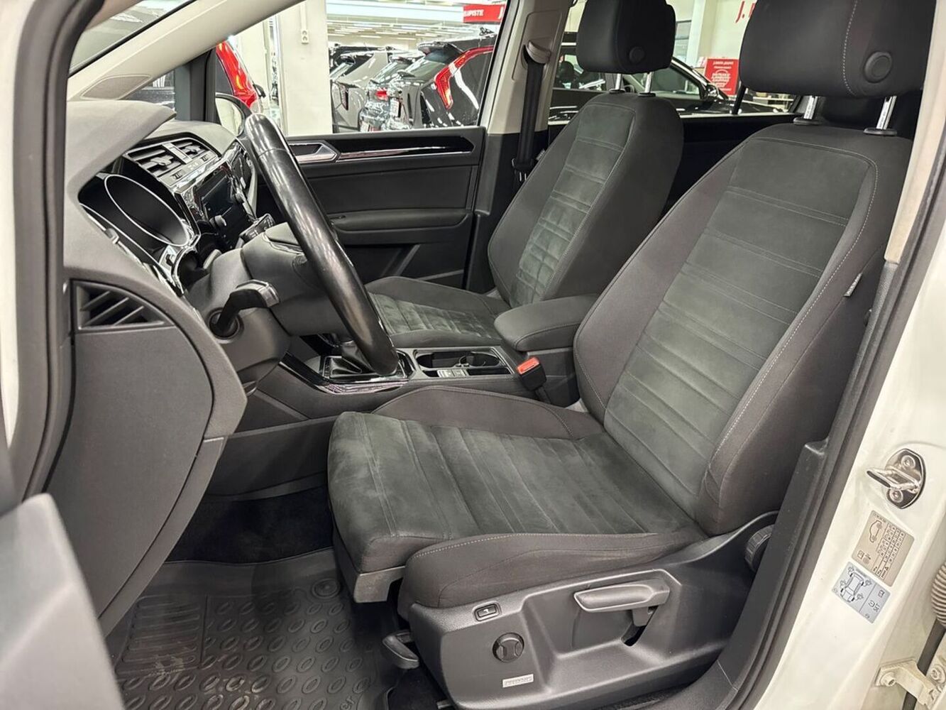 Volkswagen Touran vaihtoauto