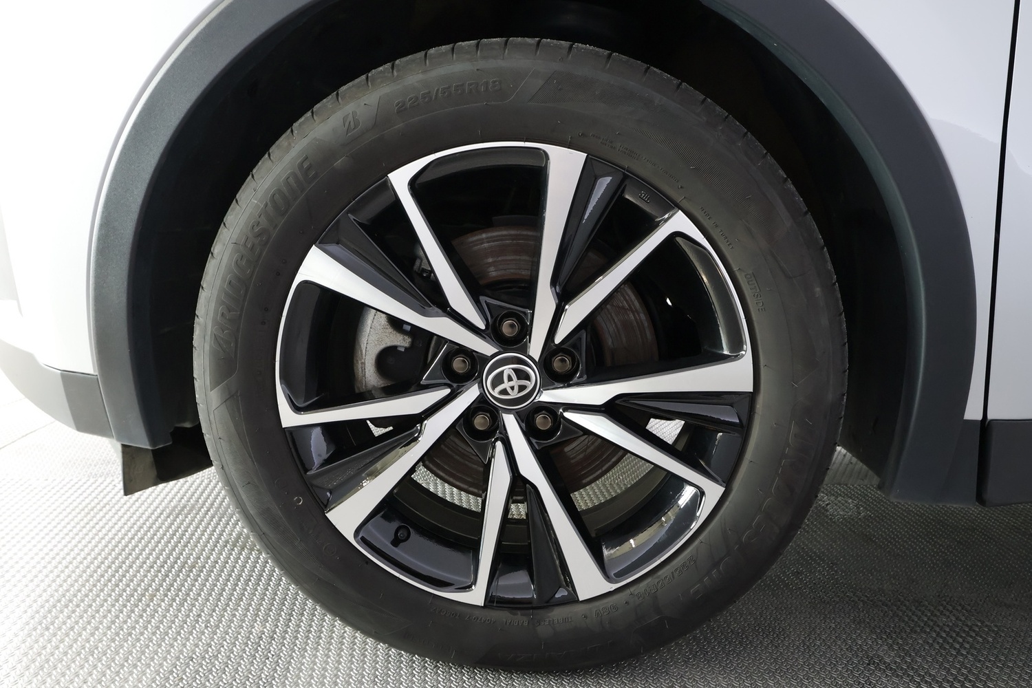 Toyota C-HR vaihtoauto
