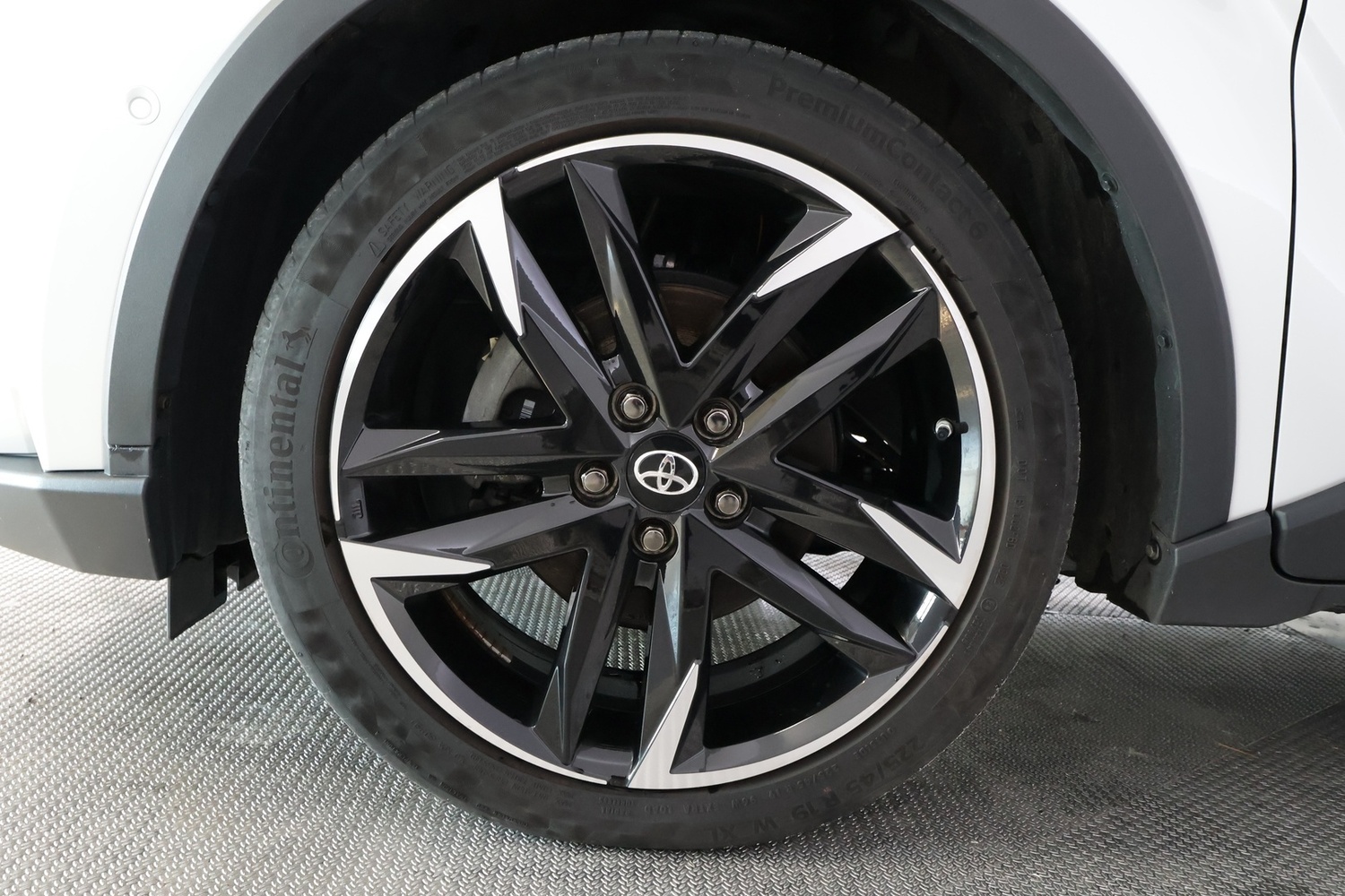 Toyota C-HR vaihtoauto