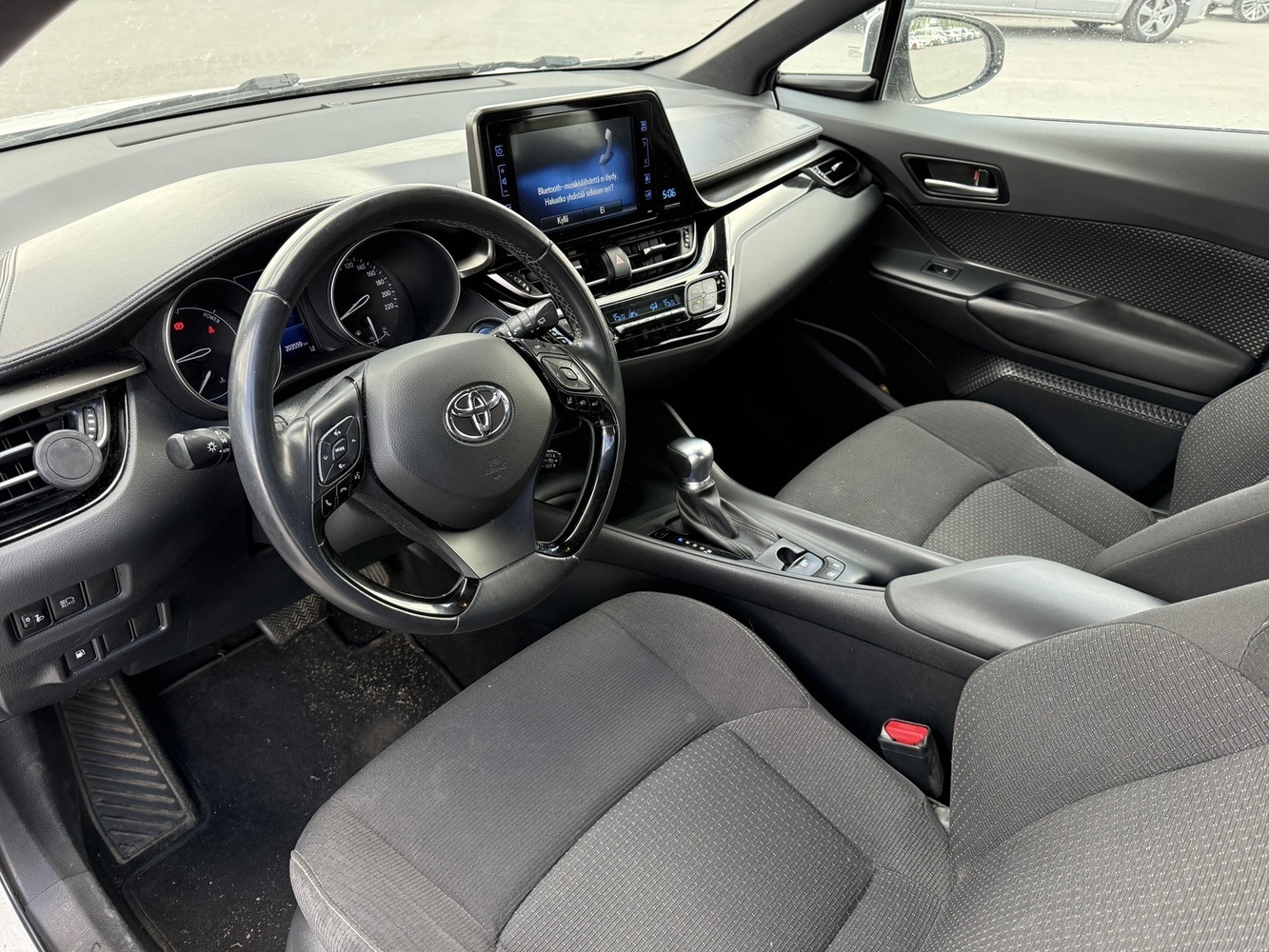 Toyota C-HR vaihtoauto
