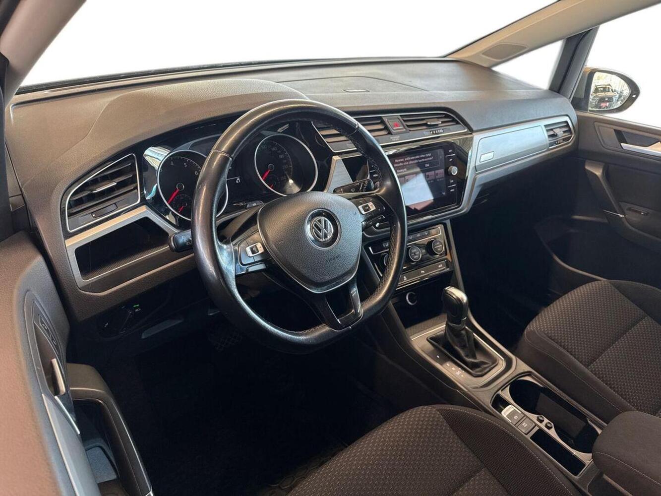 Volkswagen Touran vaihtoauto