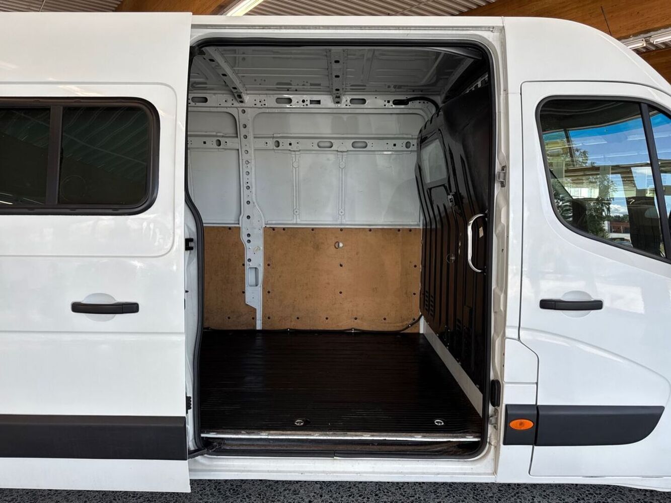 Nissan NV400 vaihtoauto