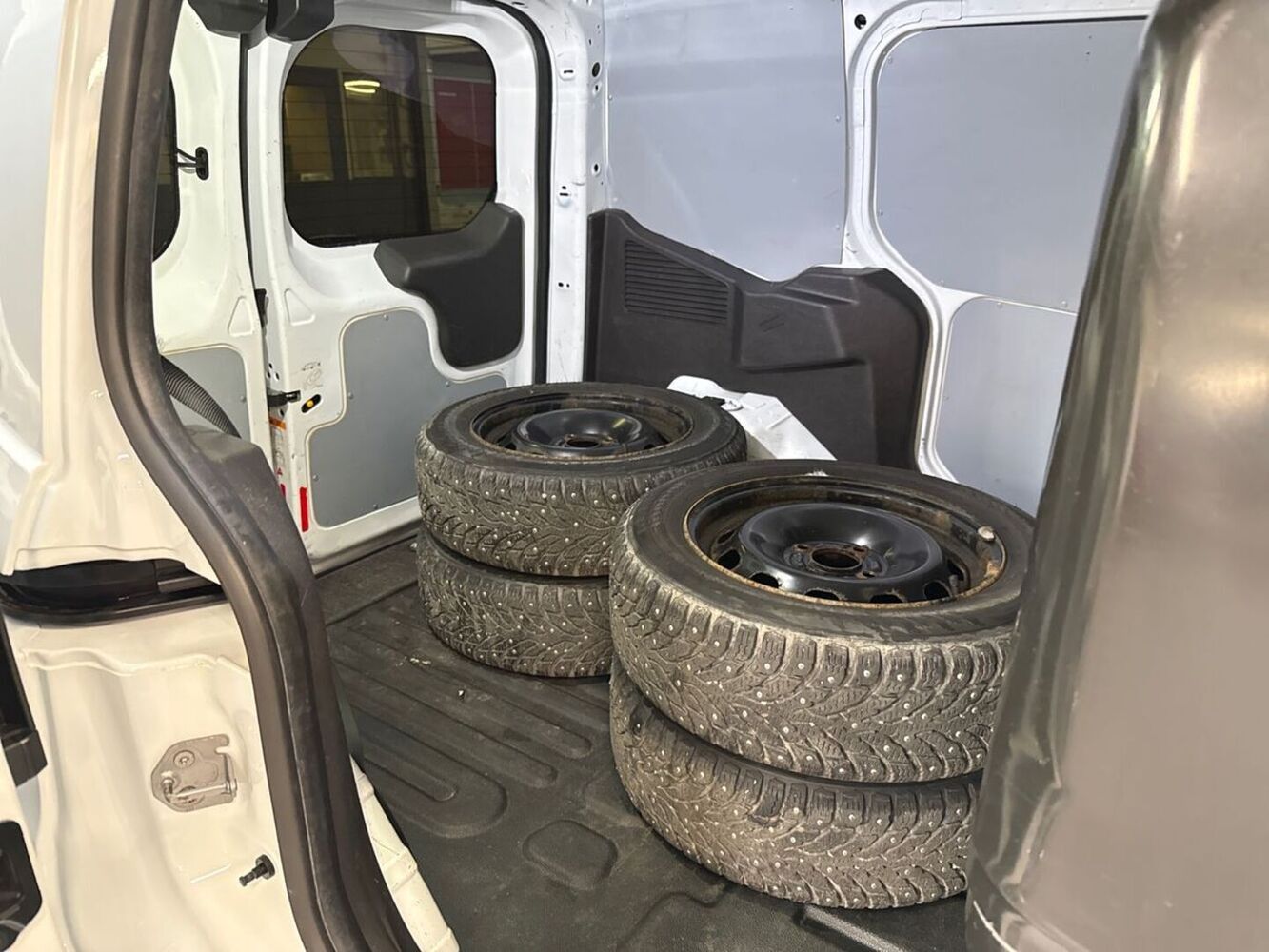 Ford Transit Courier vaihtoauto