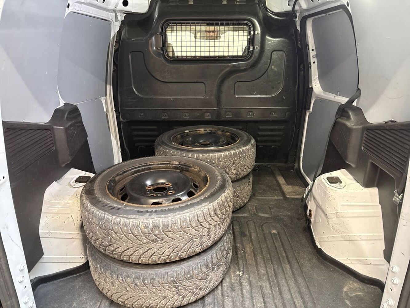 Ford Transit Courier vaihtoauto
