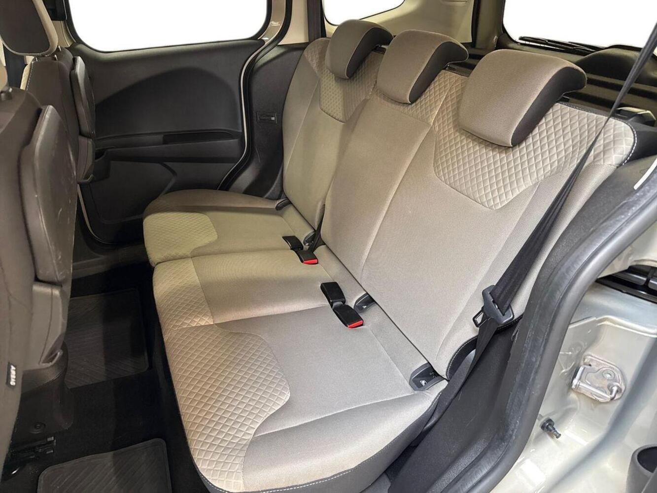 Ford Tourneo Courier vaihtoauto