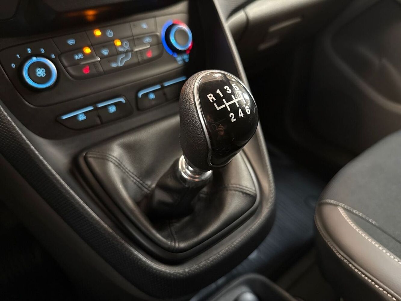 Ford Transit Connect vaihtoauto