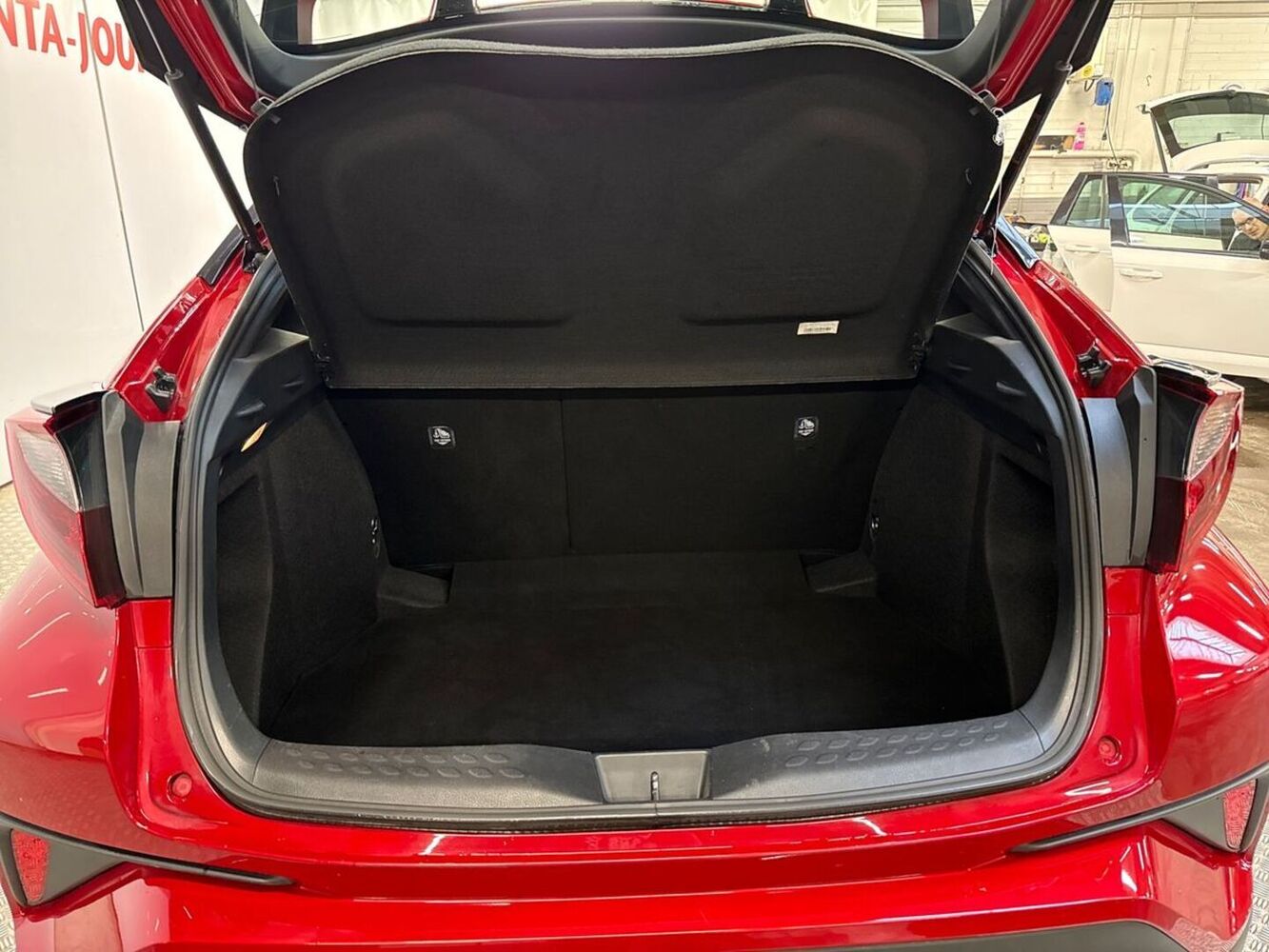 Toyota C-HR vaihtoauto