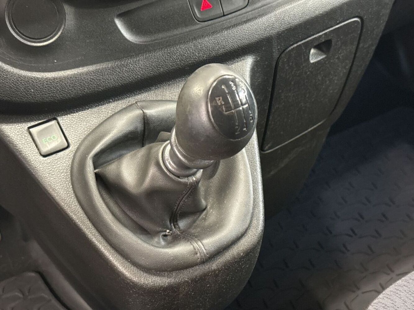 Opel Vivaro vaihtoauto