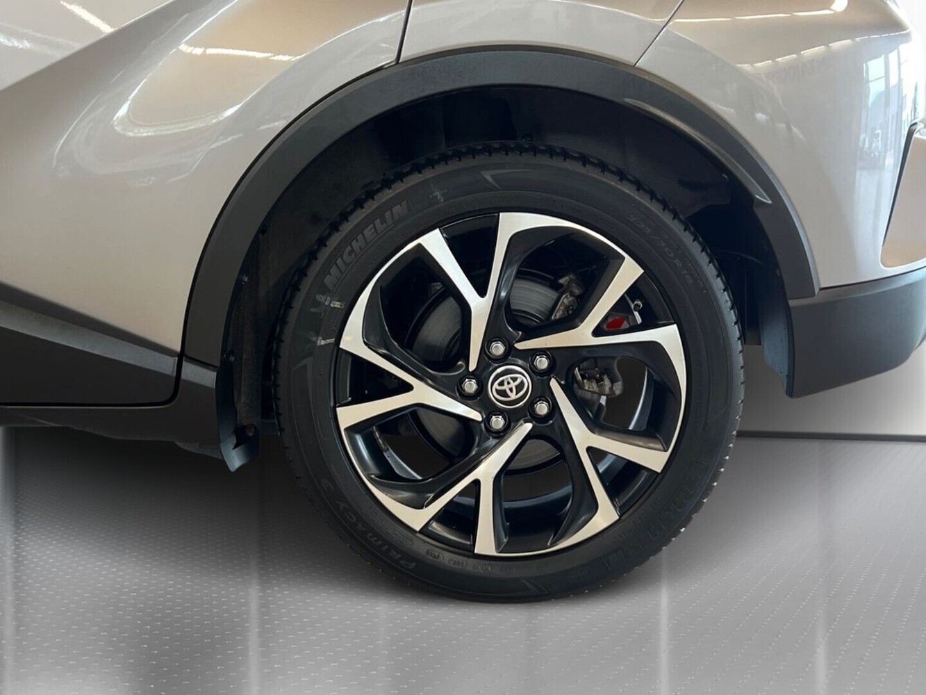 Toyota C-HR vaihtoauto