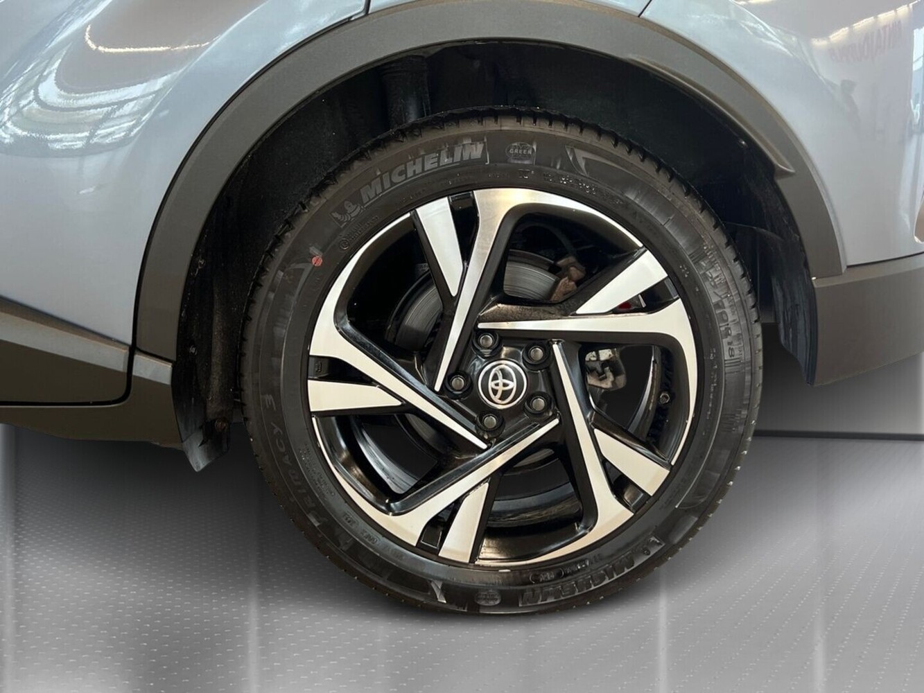 Toyota C-HR vaihtoauto
