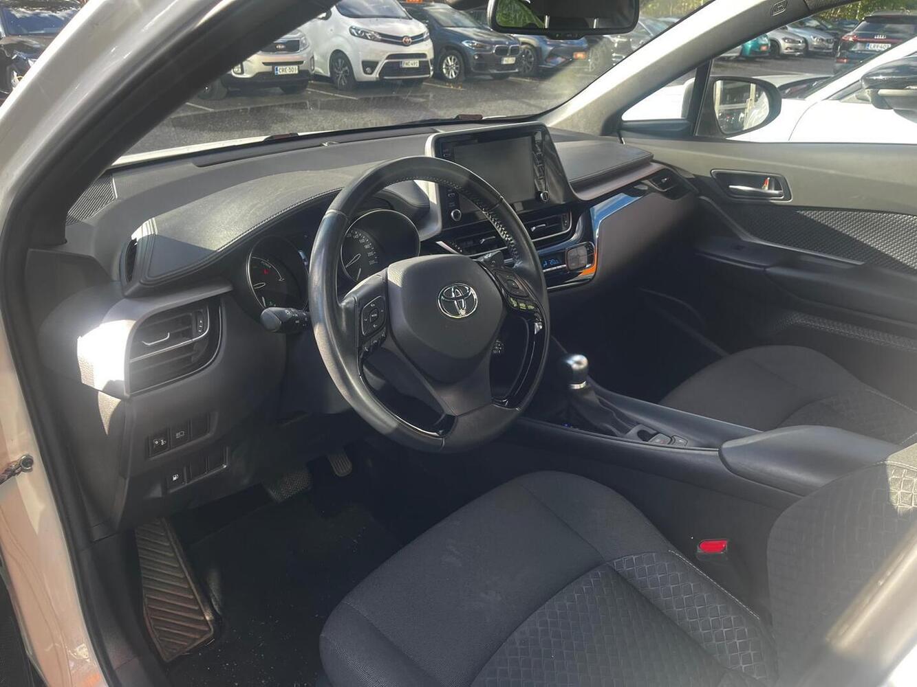 Toyota C-HR vaihtoauto