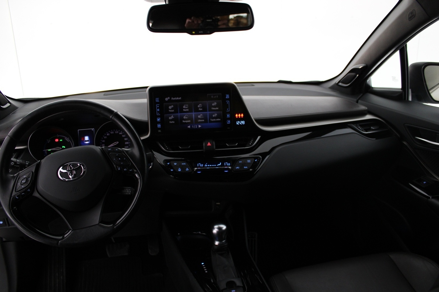 Toyota C-HR vaihtoauto