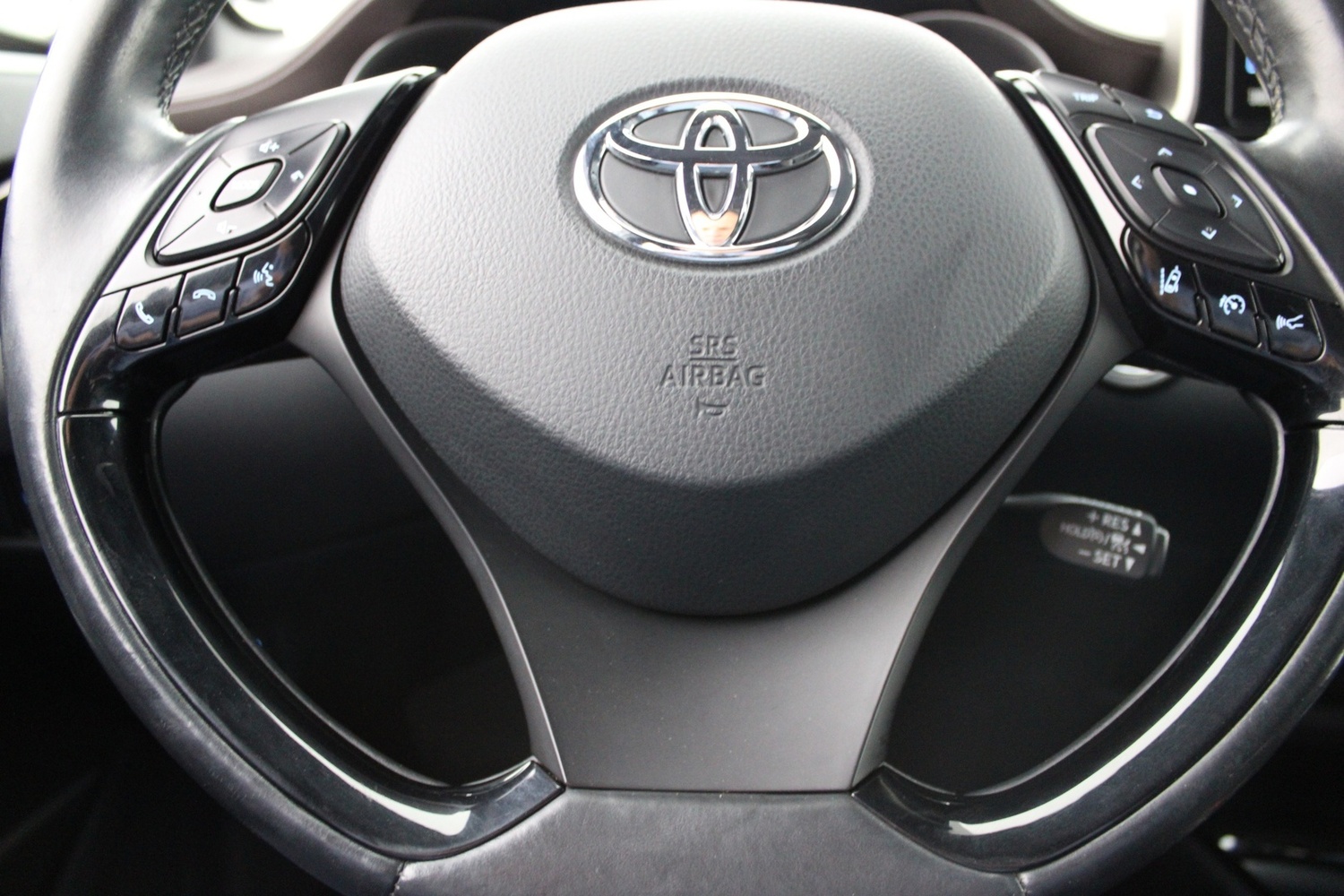 Toyota C-HR vaihtoauto