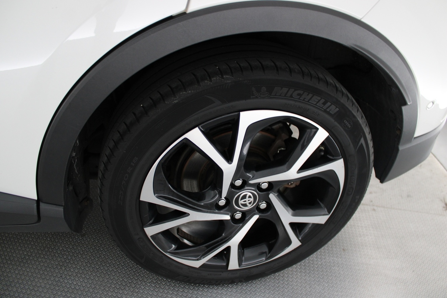 Toyota C-HR vaihtoauto