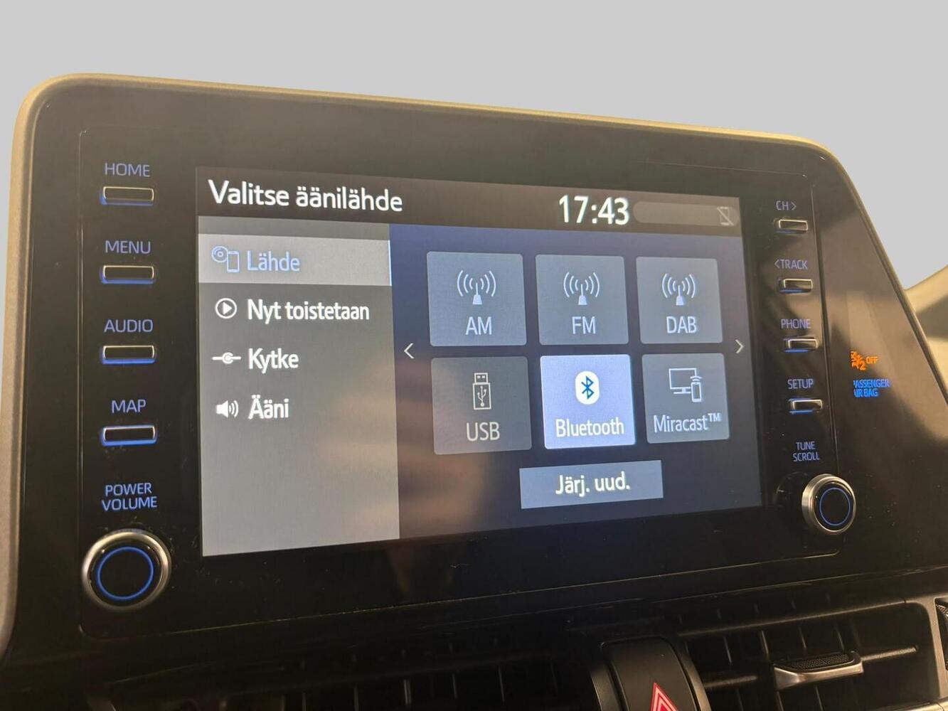 Toyota C-HR vaihtoauto