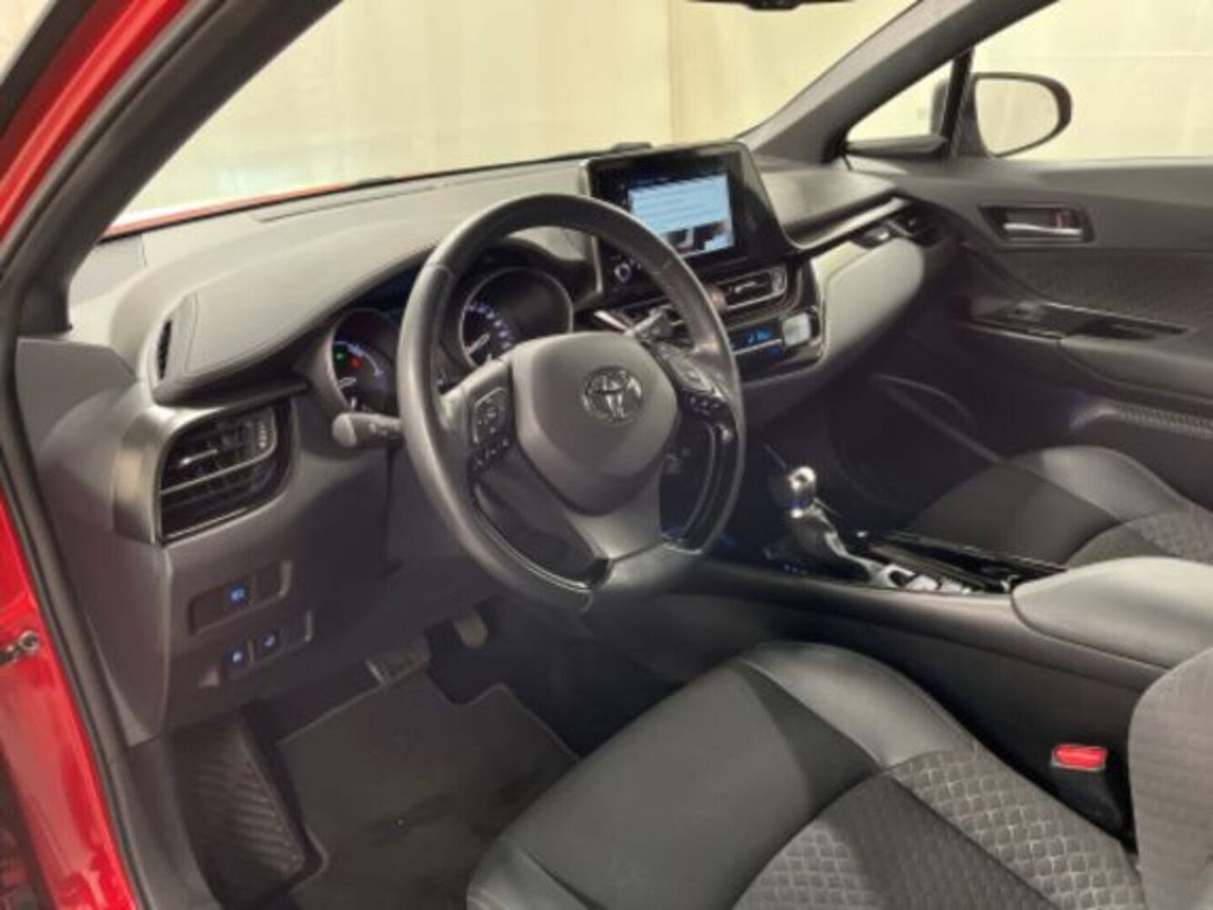 Toyota C-HR vaihtoauto