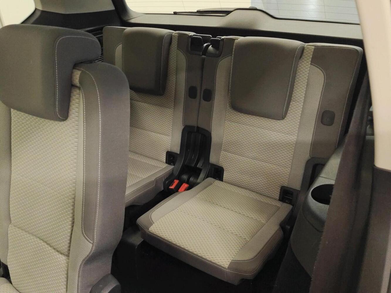 Volkswagen Touran vaihtoauto