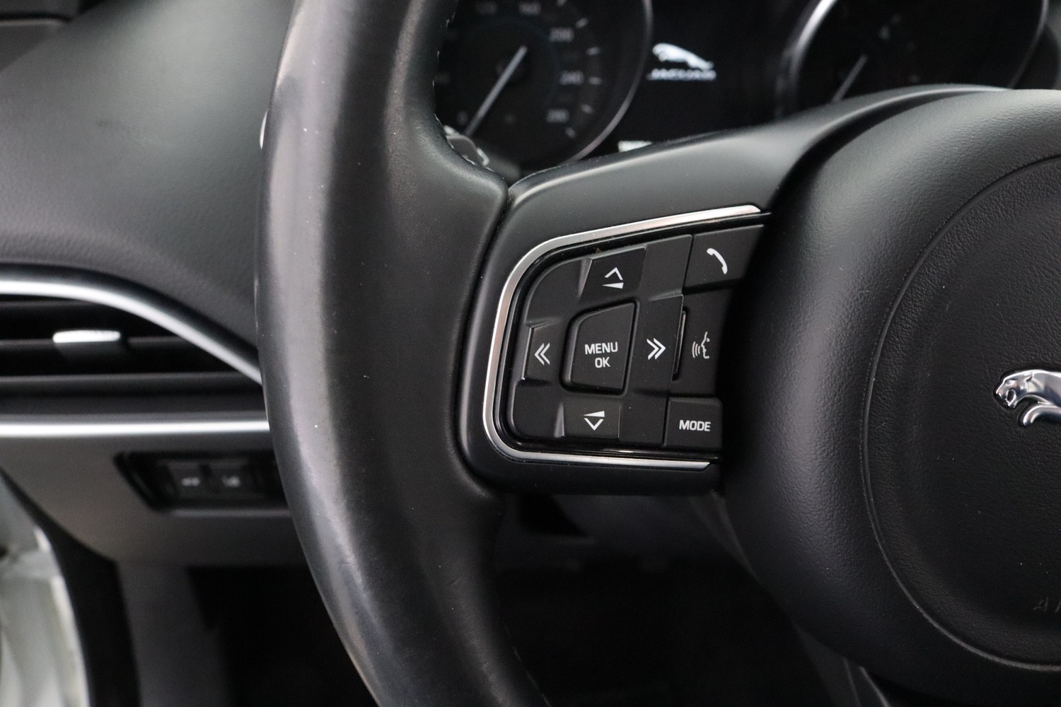 Jaguar F-PACE vaihtoauto