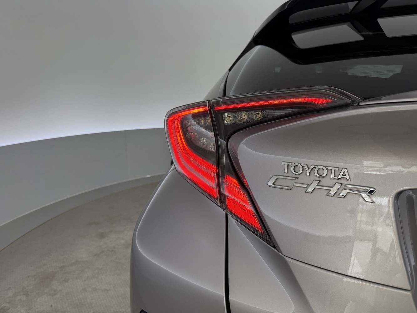 Toyota C-HR vaihtoauto