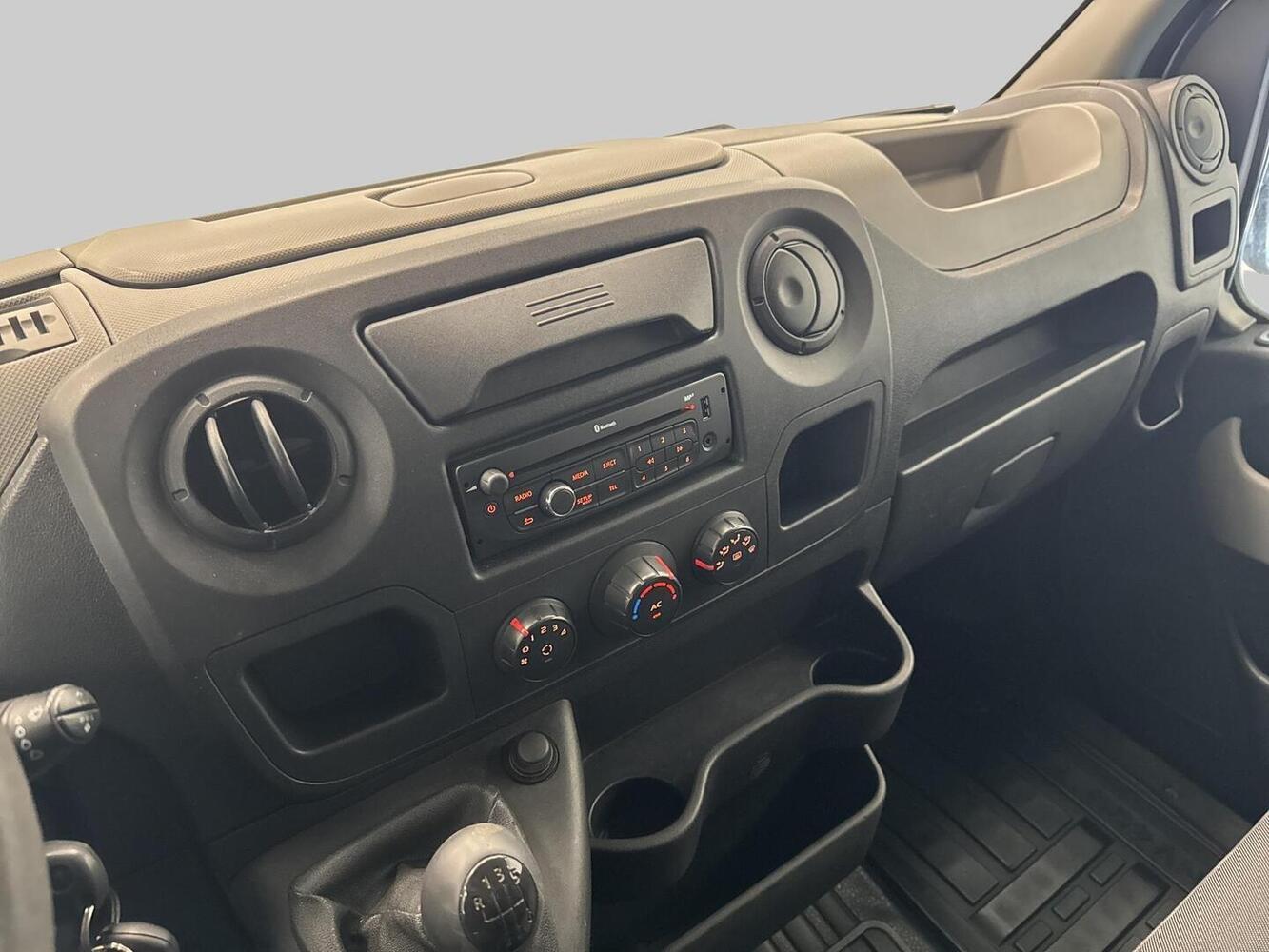 Nissan NV400 vaihtoauto